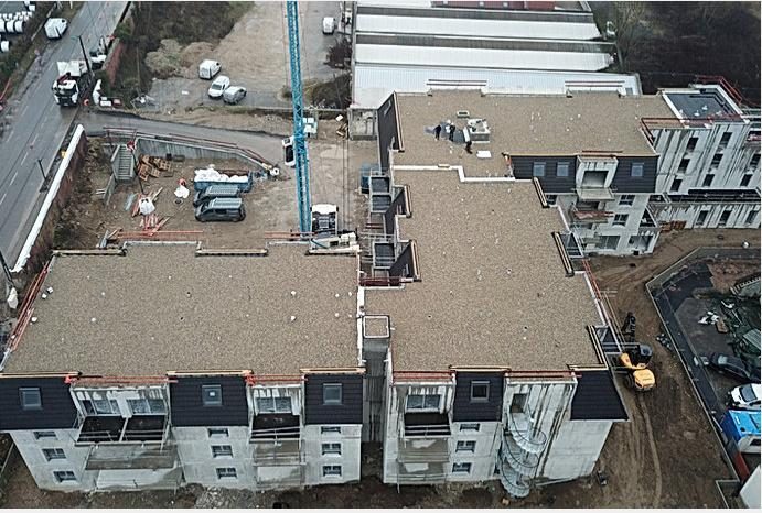 Vue aérienne de toitures-terrasses de logements en fin de chantier