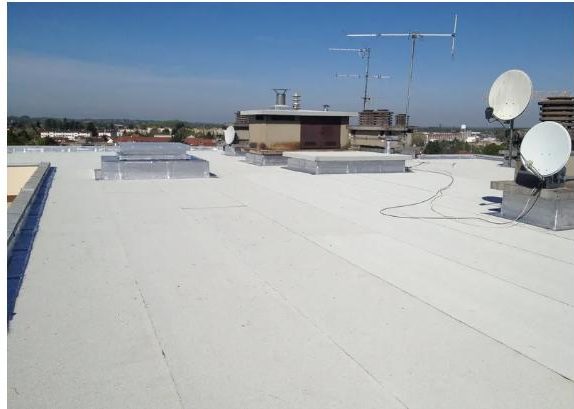 Toiture-terrasse en membrane autoprotégée claire