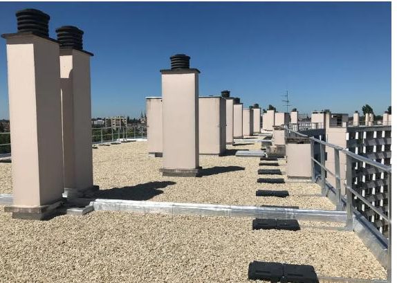 Toiture-terrasse gravillonnée avec souches de cheminées